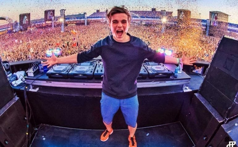 martin garrix live 1366x842