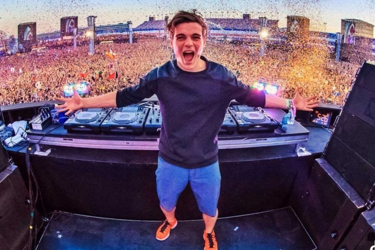 martin garrix live 1366x842