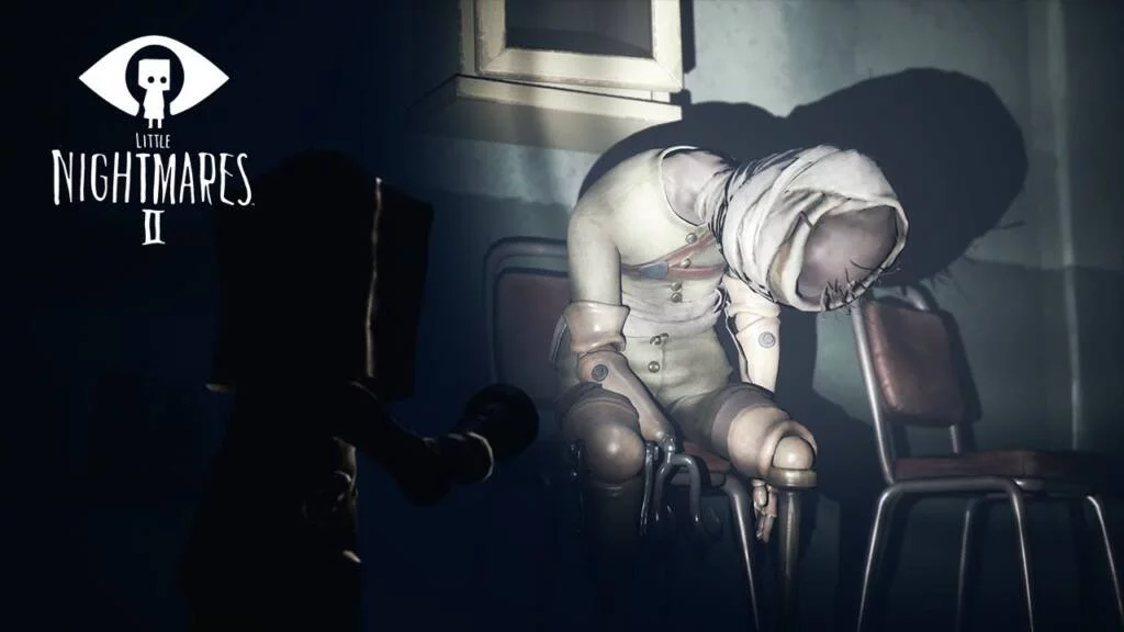 mono from little nightmares holding a flashlight